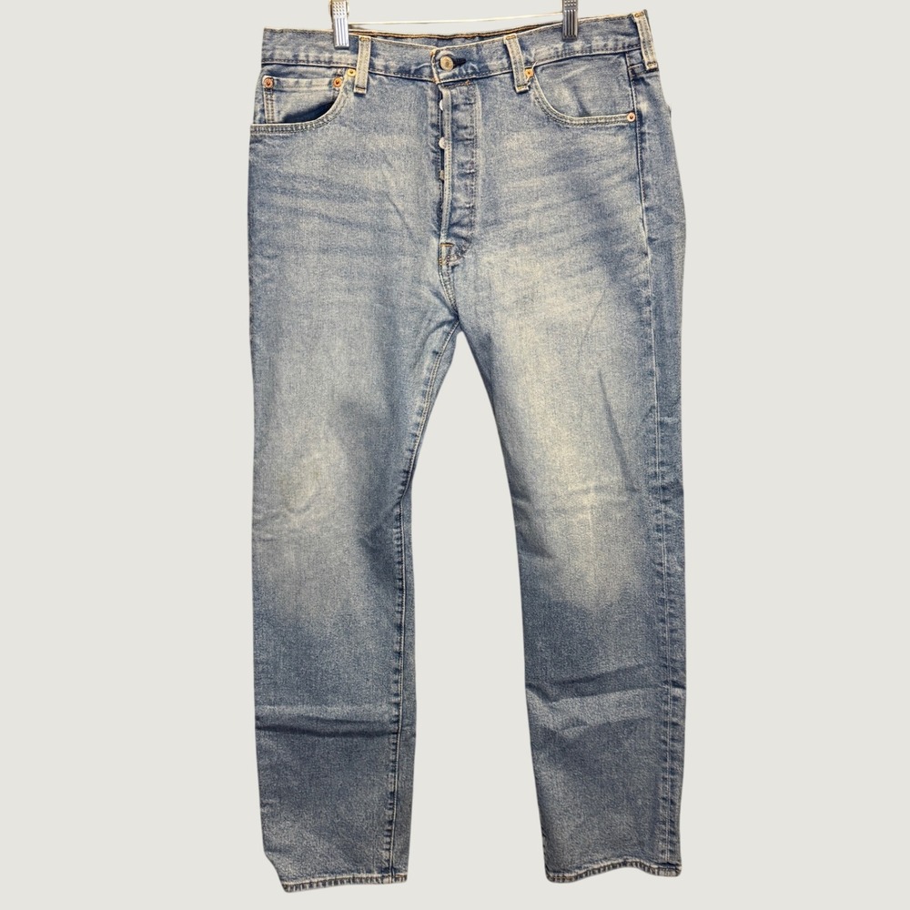 2349 | Levi's 501 Original Fit Straight Leg Jeans Light Wash Mens 36 32 Inseam